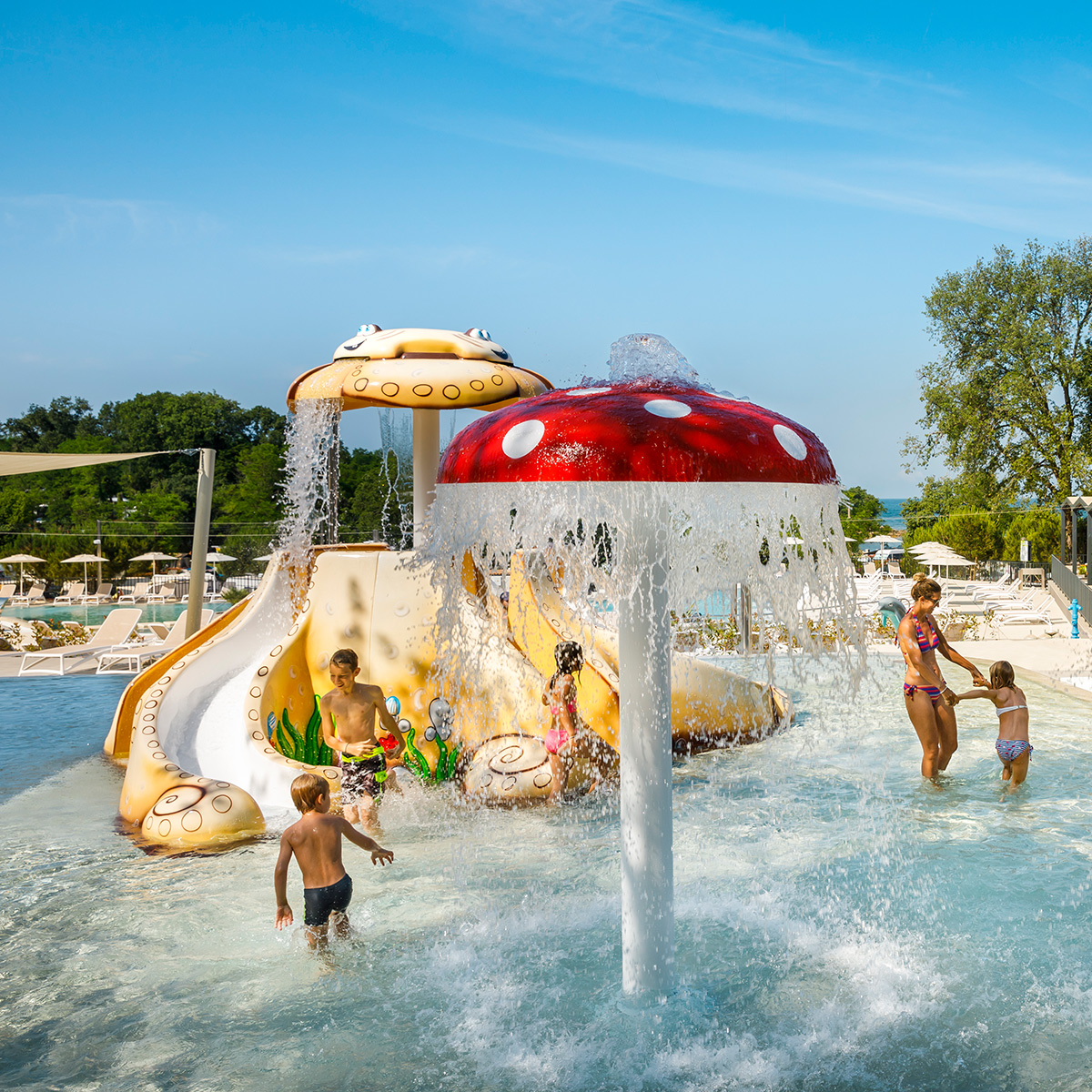 Die Campingplätze verfügen über liebevoll angelegte Pools, Schwimmbecken und Wasserspiele